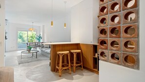 Une cuisine moderne dotée d’un bar, de tabourets et d’un design mural circulaire original.