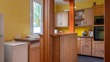 Jääkaappi, mikroaaltouuni, uuni, liesi