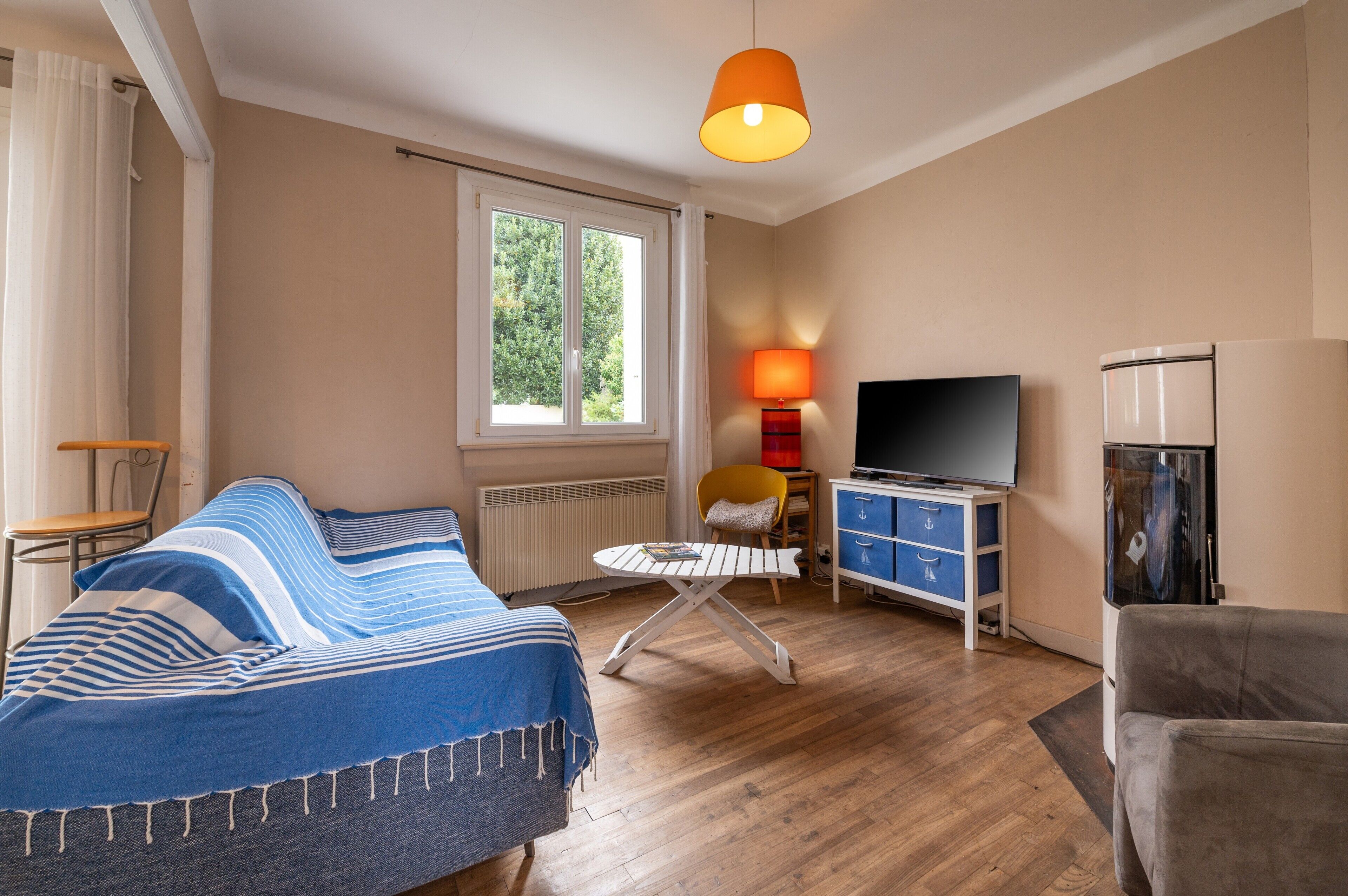 TV, fireplace