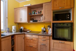 Køleskab, mikrobølgeovn, ovn, kogeplade