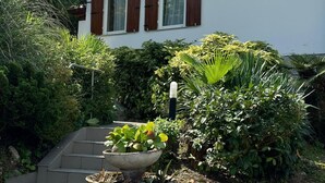 A house with a garden, a stone staircase, and a window with shutters. - Villa 'The Queen Of Garda' with Lake View, Private Garden and Balcony (Riva del Garda)