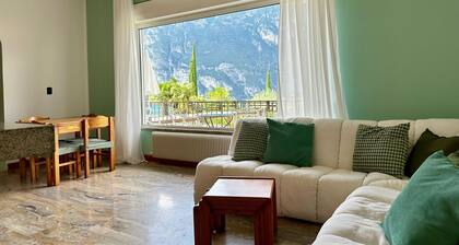 Villa 'The Queen Of Garda' mit Seeblick, Privatem Garten und Balkon