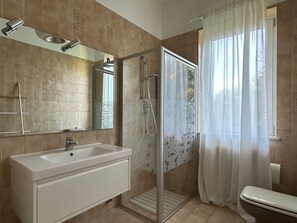 Een douche, een haardroger, handdoeken