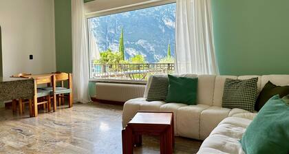 Villa 'The Queen Of Garda' mit Seeblick, Privatem Garten und Balkon