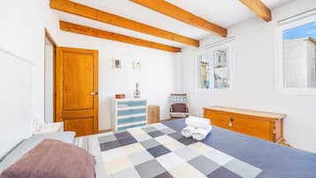 3 quartos, ferros/tábuas de passar roupa, berço de viagem