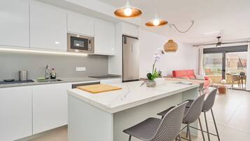 Een koelkast, een magnetron, een oven, een kookplaat