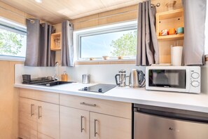 Kühlschrank, Mikrowelle, Wasserkocher mit Kaffee-/Teezubehör
