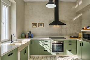 Fridge, microwave, oven, stovetop - 2 bedrooms and private bathroom, shared pool, Wi-Fi & air conditioning (Espejo)