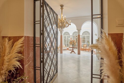 3 bedrooms and a private bathroom, with shared pool, Wi-Fi, and air conditioning