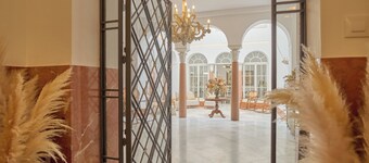 3 bedrooms and a private bathroom, with shared pool, Wi-Fi, and air conditioning