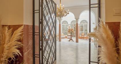 3 bedrooms and a private bathroom, with shared pool, Wi-Fi, and air conditioning