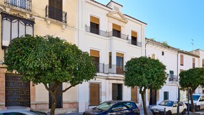 A row of white buildings with balconies, trees in front, and parked cars. - 3 bedrooms and a private bathroom, with shared pool, Wi-Fi, and air conditioning (Espejo)