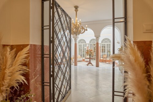 3 bedrooms and a private bathroom, with shared pool, Wi-Fi, and air conditioning