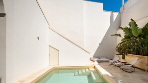 A rooftop pool with clear water, surrounded by white walls and a potted plant. - Room 'Relais Luxury Xenia - Ulivo' with Shared Pool, Wi-Fi and Air Conditioning (Sternatia)