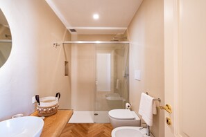 Een douche, een haardroger, handdoeken