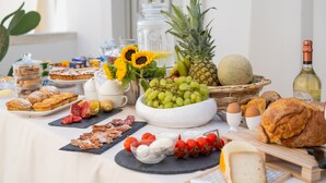 A table with various food items, including pastries, cheeses, and fruits. - Room 'Relais Luxury Xenia - Ulivo' with Shared Pool, Wi-Fi and Air Conditioning (Sternatia)