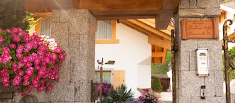 Studio 'Alfio's Alpen Suite' with Shared Garden and Wi-Fi