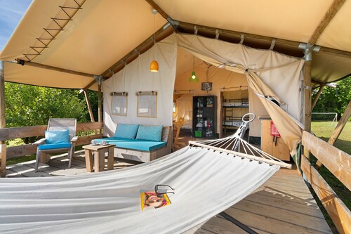 Glamping 'Safarilodge Standard Tent 6 4 Pers' avec terrasse privée, jardin partagé et Wi-Fi