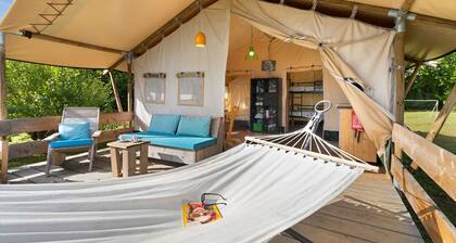 Glamping 'Safarilodge Standard Tent 6 4 Pers' avec terrasse privée, jardin partagé et Wi-Fi