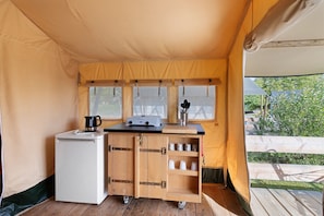 Kühlschrank, Mikrowelle, Herdplatte, Wasserkocher mit Kaffee-/Teezubehör