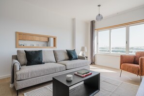 Een televisie en een stereo