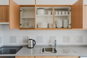 Een koelkast, een magnetron, een oven, een kookplaat