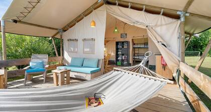 Glamping « Tente Safarilodge 1 – 5 personnes » avec terrasse privée, jardin commun et Wi-Fi