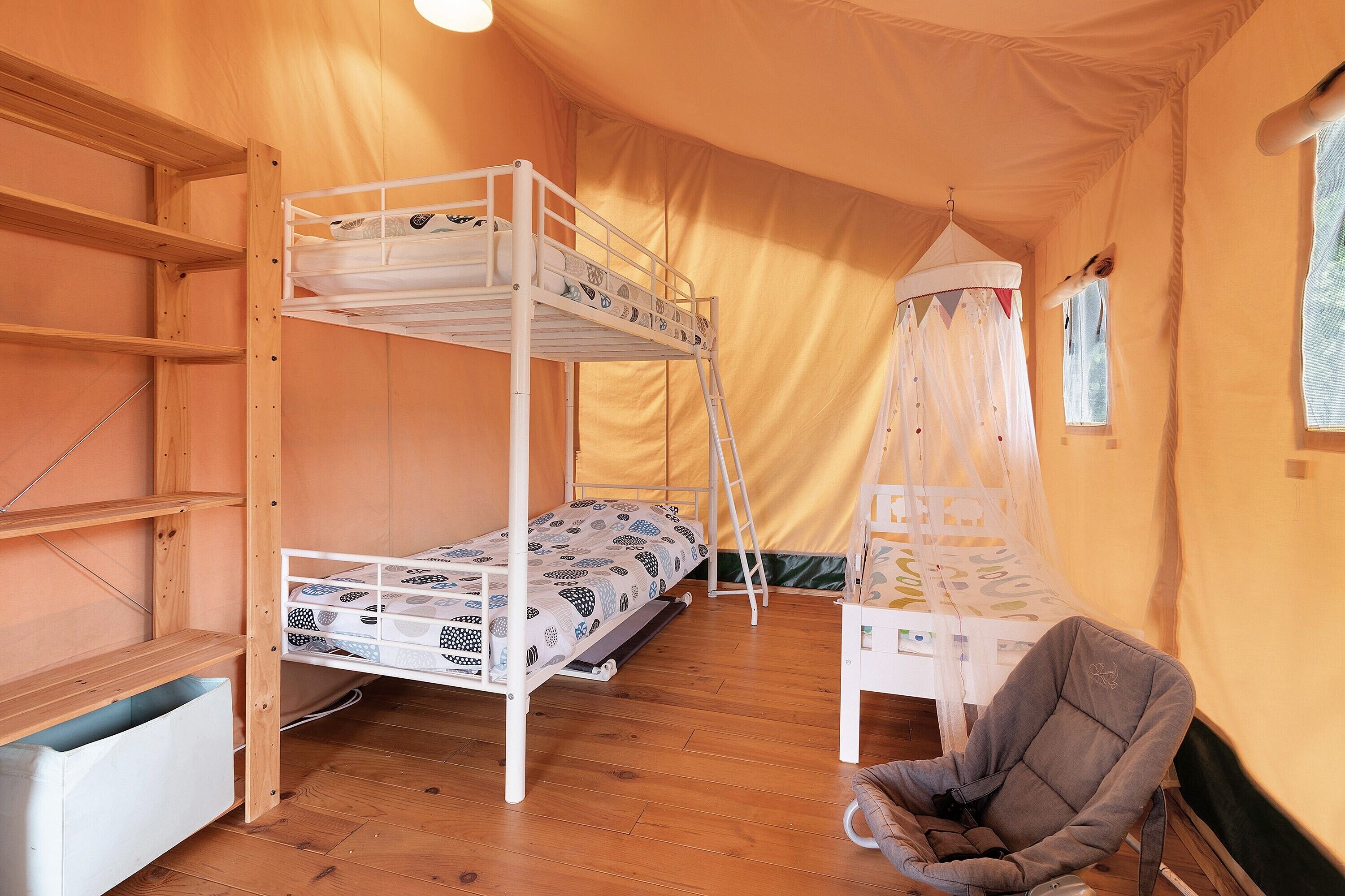2 bedrooms, WiFi (free), bed sheets