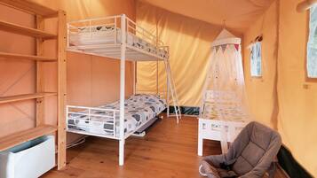 2 bedrooms, WiFi (free), bed sheets