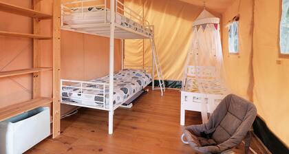 Glamping « Tente Safarilodge 1 – 5 personnes » avec terrasse privée, jardin commun et Wi-Fi