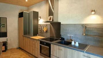 Fridge, stovetop, dishwasher, coffee/tea maker