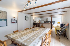 Dining - Bed and Breakfast 'Chambre Millepertuis' with Shared Terrace and Shared Garden (Auriac-du-Périgord)
