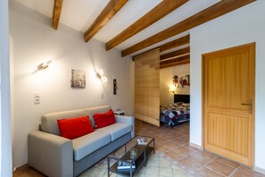Interior - Poppy Room with Shared Terrace and Garden (Auriac-du-Périgord)