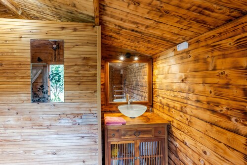 Tente Glamping Éco-Chic avec Piscine Naturelle au Le Domaine de la Salamandre