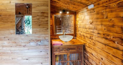 Tente Glamping Ăco-Chic avec Piscine Naturelle au Le Domaine de la Salamandre