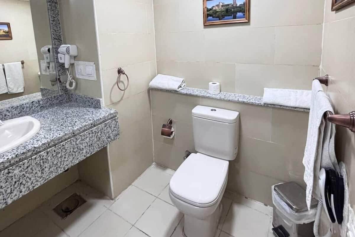 Bộ đồ giường cao cấp, minibar, két bảo mật tại phòng