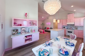 Fridge, microwave, oven, stovetop - Barbie Themed, Pet Friendly, Parking for 4 Vehicles (Port Aransas)