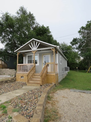 Exterior - Cabin 2 - Let's Getaway - A Cozy Escape for Couples and Small Families (Nebraska City)