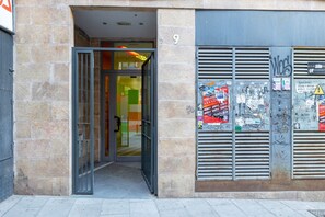 Exterior detail - Awesome Palacio Studio w/ Washer & Air Conditioning, by Blueground (Madrid)