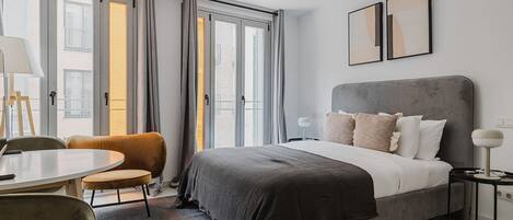 Tabla de planchar con plancha, wifi y ropa de cama