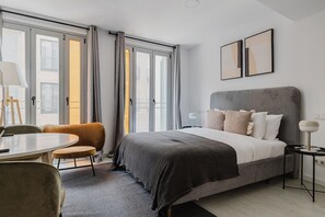 Een strijkplank/strijkijzer, wifi, beddengoed