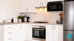 Fridge, microwave, oven, stovetop - 2B at Swansea - cosy cottage, outdoor pet friendly (Swansea)