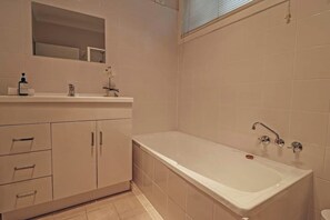 Shower, towels - Beachside Cottage across from Blacksmiths Beach (Blacksmiths)