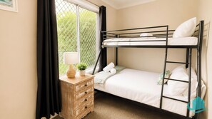 2 bedrooms, iron/ironing board, WiFi, bed sheets - Beachside Cottage across from Blacksmiths Beach (Blacksmiths)