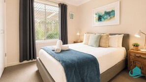 2 bedrooms, iron/ironing board, WiFi, bed sheets - Beachside Cottage across from Blacksmiths Beach (Blacksmiths)