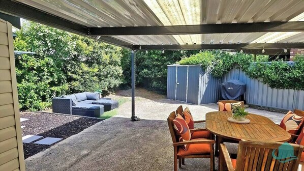 Outdoor dining - Beachside Cottage across from Blacksmiths Beach (Blacksmiths)