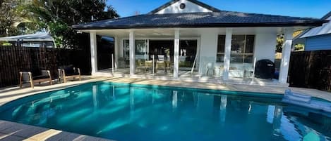 2 つの屋外プール、温水プール