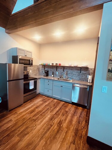 Grand Opening Pricing! Cozy 2 Bedroom Cabin with views of Flathead Lake