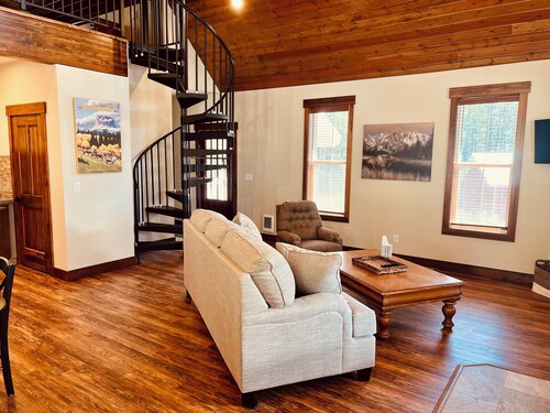 Grand Opening Pricing! Cozy 2 Bedroom Cabin with views of Flathead Lake