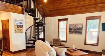 Grand Opening Pricing! Cozy 2 Bedroom Cabin with views of Flathead Lake